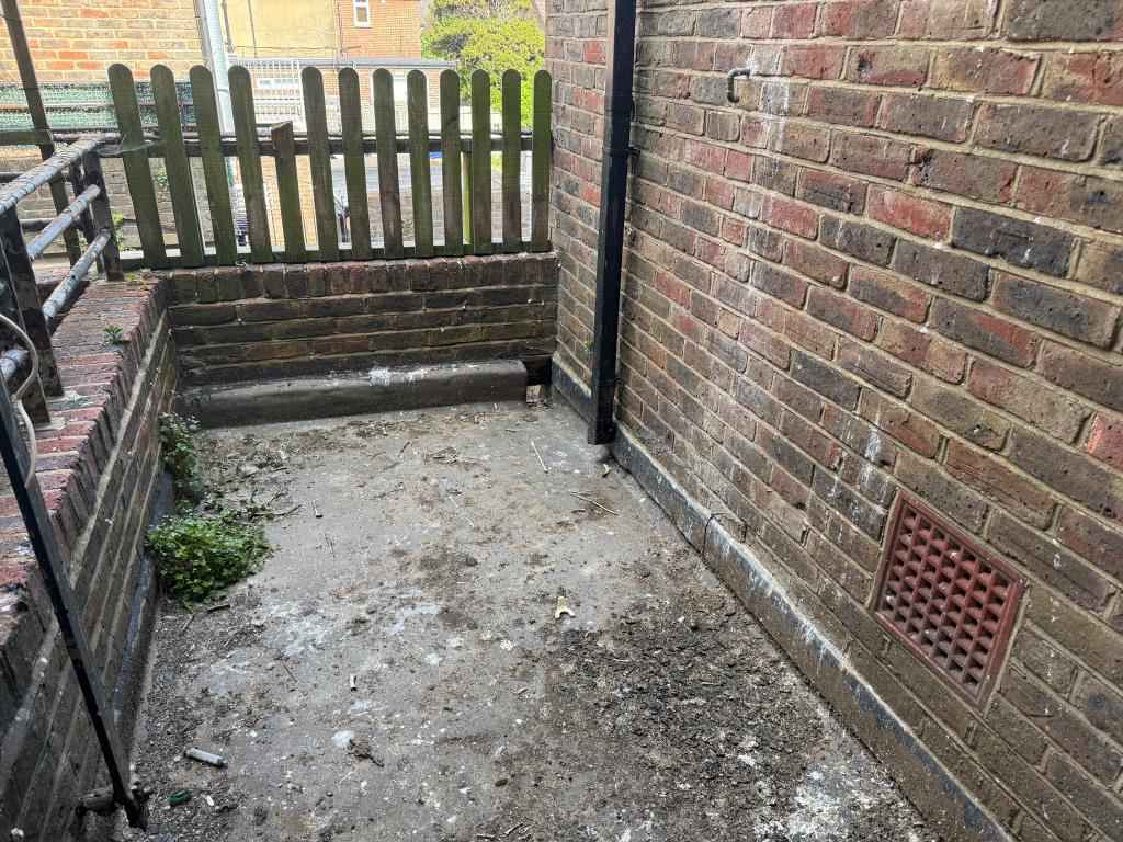 Lot: 96 - FREEHOLD VACANT SHOP AND MAISONETTE IN NEED OF REFURBISHMENT AND REPAIR -